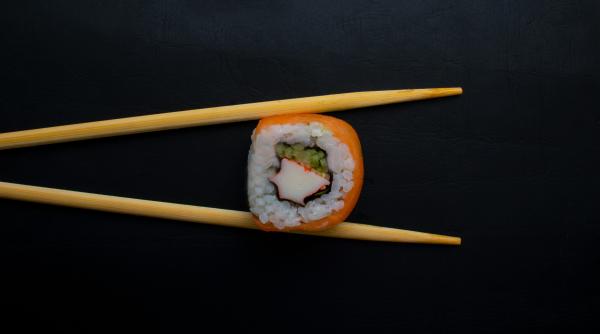 Rețetă perfectă de sushi cu somon - Prepară mâncare japoneză chiar la tine acasă 