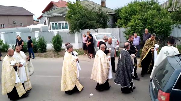 Sobor de 13 preoți, la înmormântarea mamei unui preot român din Italia. Aceasta a fost o învățătoare cunoscută 