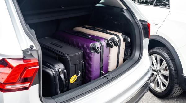 Șoferii care își încarcă prea tare mașinile pentru sejururi ar putea primi amendă de peste o mie de euro 