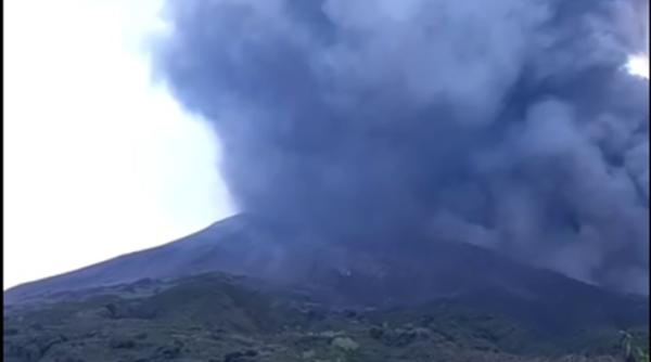 Explozie vulcanică puternică pe insula Stromboli din Italia. Autoritățile avertizează oamenii: "Rămâneți în casă"