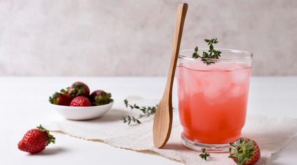 Limonadă cu căpșuni și busuioc, o combinație îndrăzneață și revigorantă