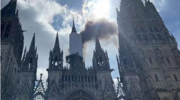 Turla catedralei emblematice franceze din Rouen, veche de 1.000 de ani a luat foc 