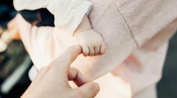 Mamă aruncată la închisoare, după ce o asistentă a încurcat semnul din naștere al bebelușului cu o vânătaie