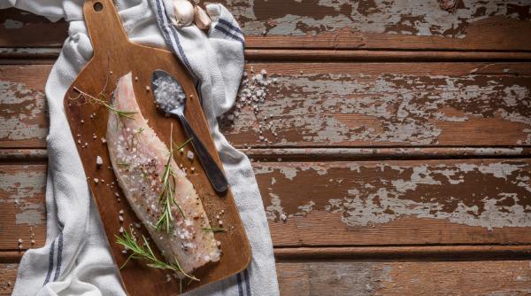 Rețetă rapidă: File de cod la cuptor, învelit în crustă de parmezan și ierburi