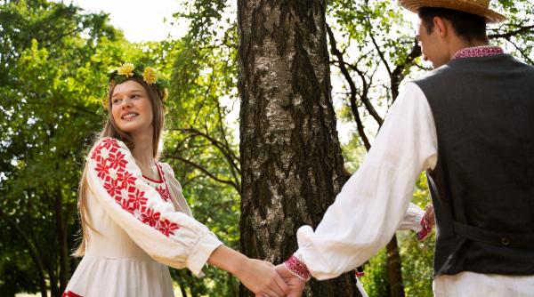 Tradiții și obiceiuri românești explicate: Săptămâna Nebunilor și Sărbătorile Lupului - VIDEO