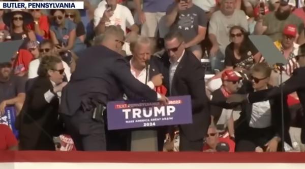 Moment ciudat după ce glonțul l-a rănit pe Trump. Liderul republican, către agenții de securitate: "Stați să-mi iau pantofii!" - VIDEO