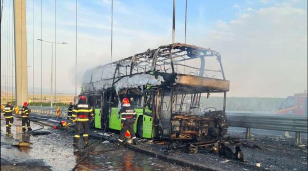Autocar plin cu ucraineni, în flăcări pe podul peste Dunăre de la Brăila