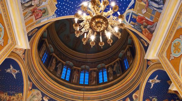 Sondaj: Biserica românească din diaspora ar trebui să organizeze cursuri de istorie și geografie pentru copiii? - ce cred românii