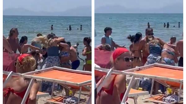 Două femei s-au luat la bătaie pe plajă, pentru un șezlong 