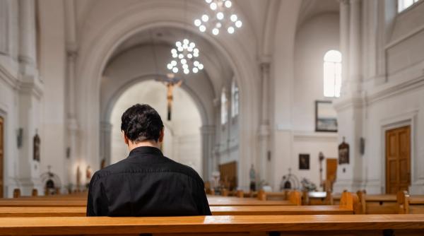 Preot acuzat că profitat de o fată de 15 ani. Mama fetei a găsit mesaje în telefon, preotul îi spunea "să rămână secret"