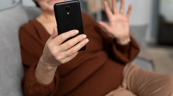 O româncă a pierdut 36.000 de lei, după ce a dat doar câteva click-uri pe telefon