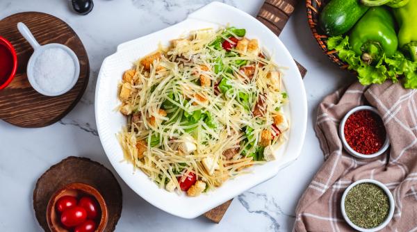 Salată cu tăieței și piept de pui - un preparat perfect de vară