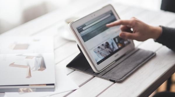 Dacă ar locui în diaspora, românii ar accesa site-uri de știri românești - rezultat sondaj