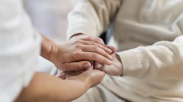 Badantă și bătrână legate și jefuite în propria locuință. Descoperirea șocantă făcută de poliție: îngrijitoarea organizase tot