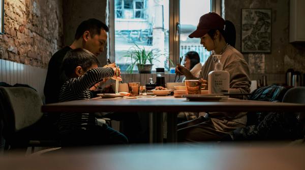 O chelneriță i-a salvat viața unui copil cu un simplu bilet: „Ai nevoie de ajutor?"