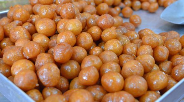 Rețetă loukoumades: Gogoși grecești, pufoase și însiropate 