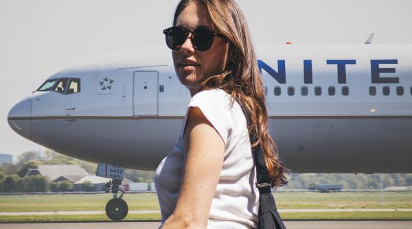 Sfaturi de la o însoțitoare de zbor: De ce trebuie să porți întotdeauna ochelari de soare în avion