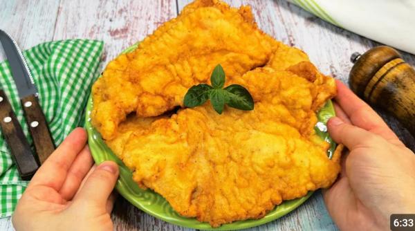 Șnițel Parizian: Descoperă gustul autentic al acestui preparat lângă o garnitură de cartofi aurii