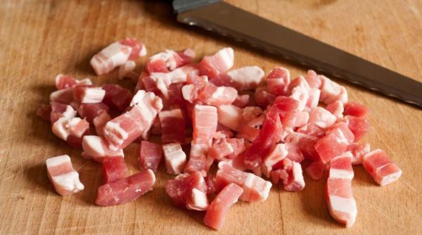 Cubulețe de slănină afumată retrase din supermarketuri: "Data de expirare este greșită"