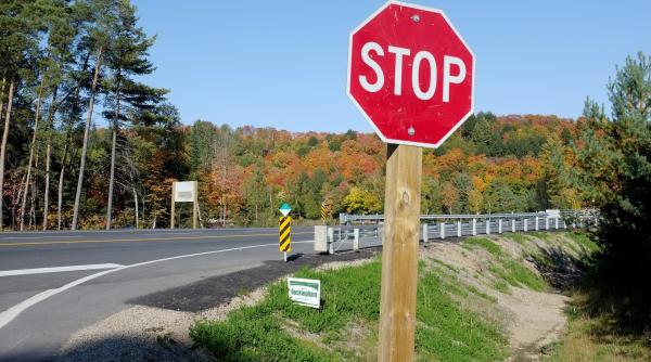 Un român din Italia a fost găsit dormind pe volan, cu mașina pornită și mort de beat, la semnul de stop