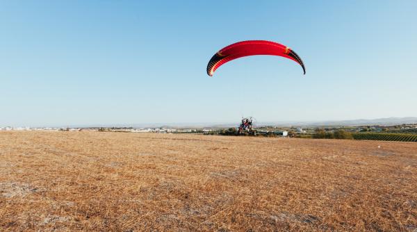 Un parapantist român a supravețuit miraculos după ce s-a izbit de cablurile de tensiune în timpul Campionatului Italian Open