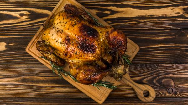 Pui pe sticlă la cuptor. Rețeta perfectă pentru un pui fraged și aromat