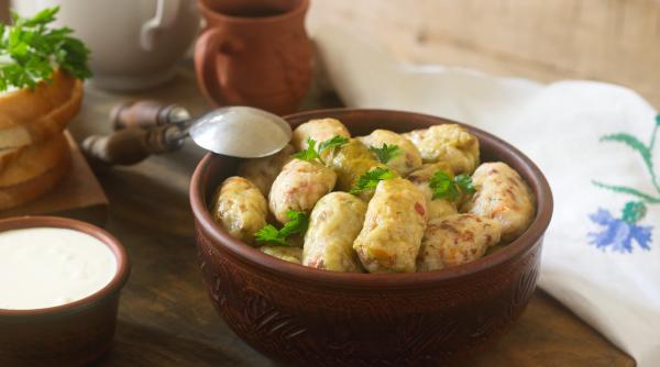 Rețetă tradițională de sarmale românești în foi de varză murată 