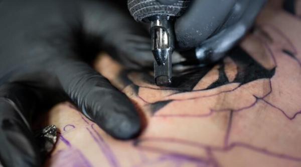 Cernelurile folosite la tatuaje, pericol pentru sănătate