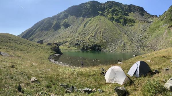 Jaf în Munții Făgăraș: Două femei au rămas fără corturi și echipament după 9 ore de traseu. „Și pe munte se fură fără milă”