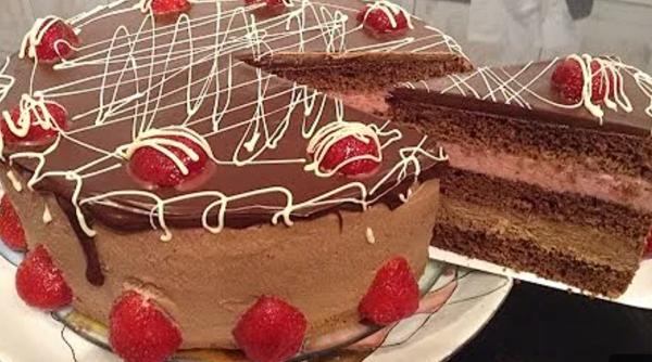 Tort de ciocolată cu mousse de căpșuni: O explozie de gust și eleganță în fiecare felie