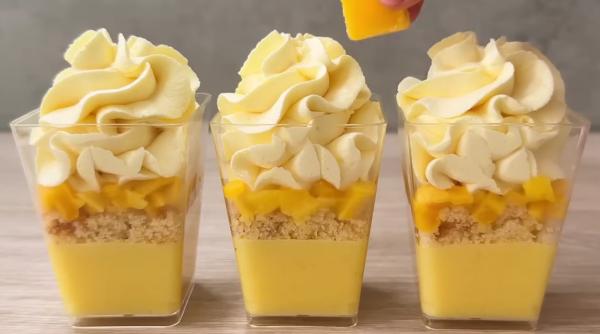 Desert răcoritor: Parfait cu iaurt și fructe proaspete. Este un deliciu!