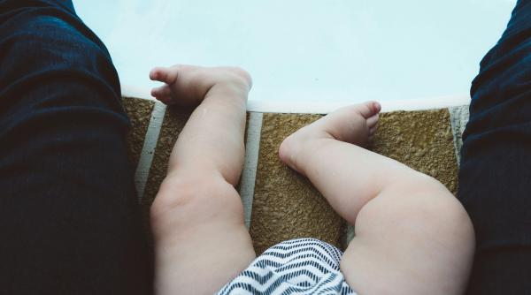 Femeie dată afară de la o piscină în Italia, pentru că își alăpta copilul: „Mi-au spus că aș putea ofensa alte religii”