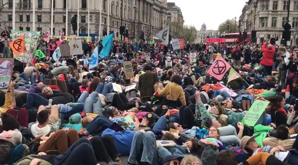 Revolte și ciocniri cu poliția în Marea Britanie. Situația a scăpat de sub control în toată țara 