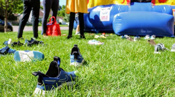 Tragedie la un loc de joacă: Un copil de cinci ani a murit după ce un castel gonflabil a fost luat de vânt