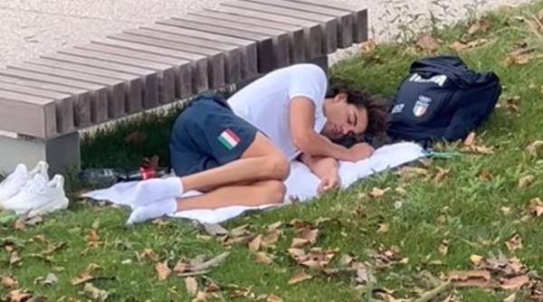 Înotătorul italian Thomas Ceccon, medaliat cu aur, a fost surprins dormind într-un parc din Paris. ”Nu există aer condiționat în Satul Olimpic”/VIDEO