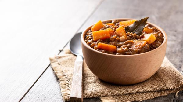 Rețetă rapidă și de post, gata în doar 30 de minute: Tocăniță de năut cu roșii și spanac