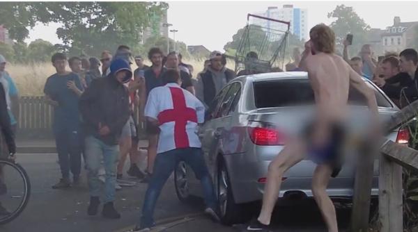 Atac în Regatul Unit: Mai mulți bărbați est-europeni aflați într-un BMW au fost atacați brutal de o mulțime furioasă