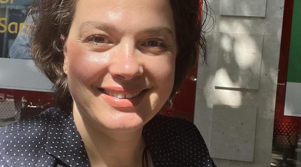 O avocată româncă din Madrid spune cum îi depășește uneori pe colegii spanioli: "Am o rezistență mentală mai mare" - VIDEO