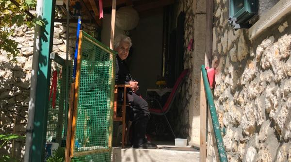 Gest de neuitat din partea unor carabinierii: au ajutat o bătrână bolnavă și singură să își ia de mâncare