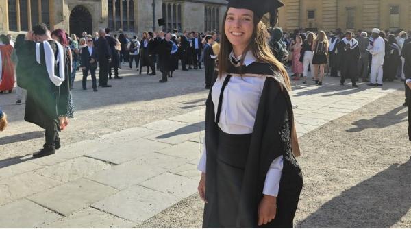 O româncă de 22 de ani, șefă de promoție la Universitatea Oxford din Marea Britanie