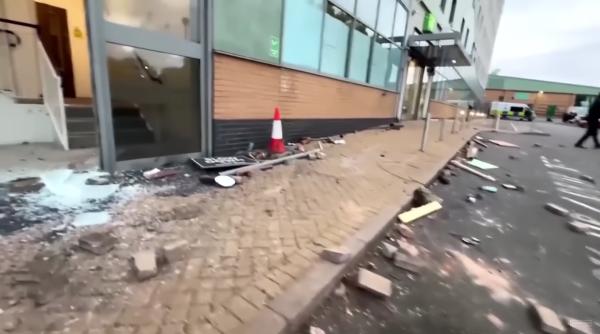 Revoltele în Marea Britanie iau amploare: Oamenii sunt prea speriați pentru a merge la muncă