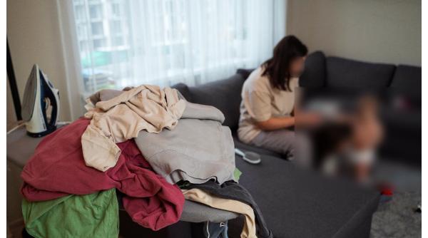 O femeie din Italia a găsit un străin dormind pe canapea în living, când a ajuns acasă: "S-a încălțat cu papucii soțului"