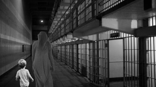 „Închisoarea pentru mame mi-a schimbat viața”. O femeie a povestit cum și-a pus viața la punct după ce a stat după gratii cu copilul ei