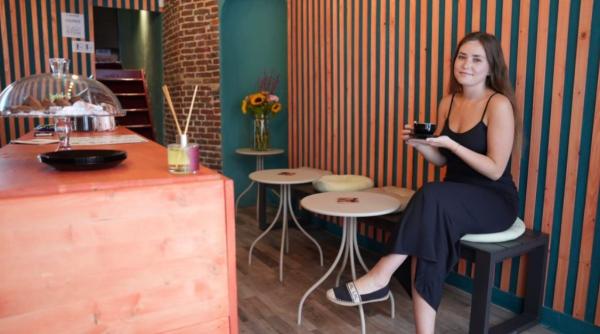 O româncă din Belgia a deschis o cafenea în memoria bunicului său. Numele este inspirat de o amintire dragă din copilărie