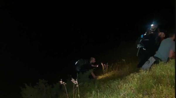 Trei ucraineni, salvați de pe munte cu ajutorul salvamontiştilor şi poliţiştilor de frontieră. Erau rătăciţi, extenuaţi, fără provizii şi apă