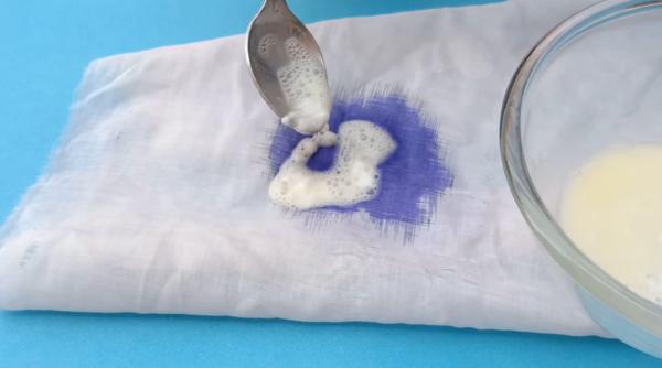 Cinci trucuri eficiente pentru eliminarea petelor galbene de la subrațul hainelor albe