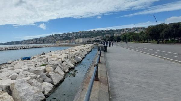 Plajă din Italia, transformată ilegal în afacere privată. Au pus șezlonguri și umbrele și au început să ceară bani turiștilor