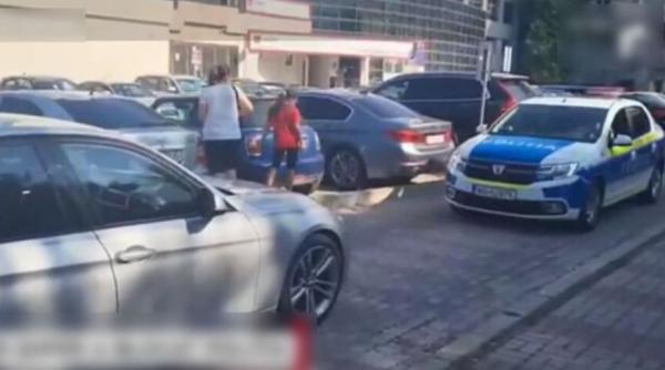 Şoferul unui BMW a blocat drumul de acces către sediul Poliţiei din Piteşti. A parcat pur și simplu şi a plecat