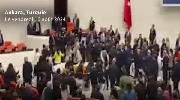 Bătaie în toată regula în parlamentul de la Ankara. Cel puţin doi deputaţi turci au fost răniţi - VIDEO