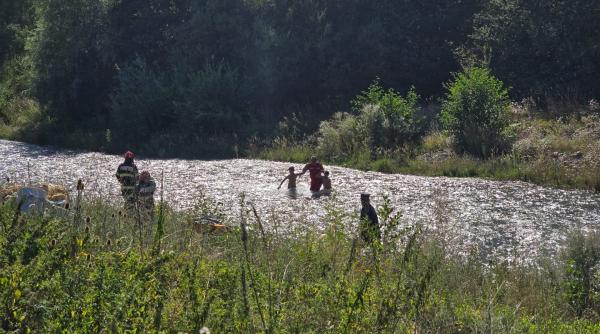 La un pas de tragedie în Argeș: Trei copii au fost salvați din apele învolburate ale Râului Târgului, incident asemănător ca cel din Italia